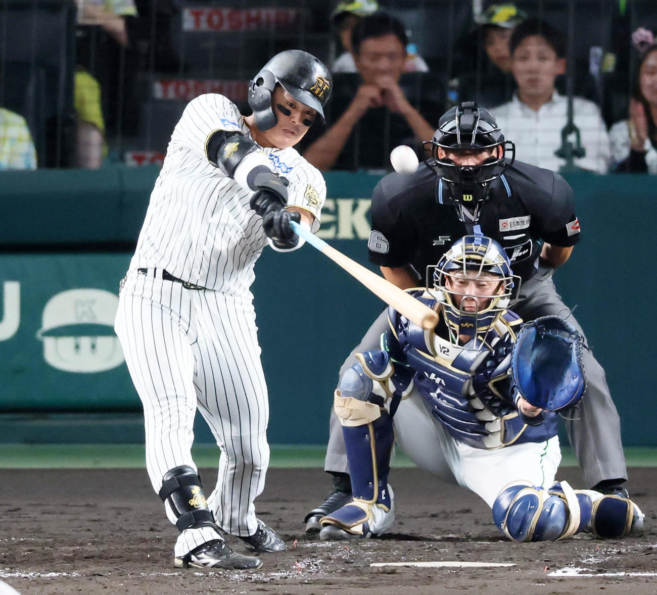 阪神対ヤクルト　3回裏阪神2死一、二塁、前川は右越え3点本塁打を放つ（撮影・加藤哉）
