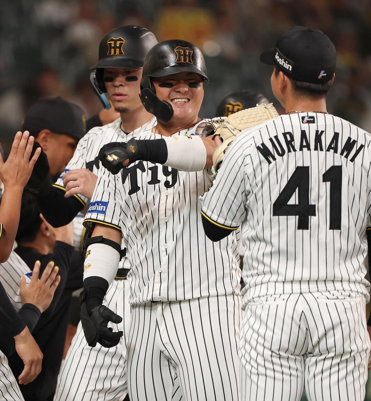 阪神対ヤクルト　3回裏阪神2死一、二塁、3点本塁打を放った前川は先発村上の出迎えに笑顔を見せる（撮影・上田博志）