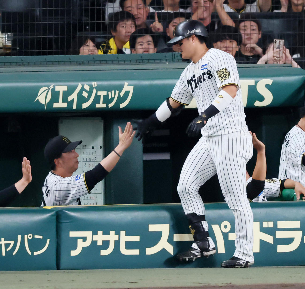 阪神対ヤクルト　3回裏阪神2死一、二塁、藤川監督（左）は右越え3点本塁打を放った前川とタッチする（撮影・加藤哉）