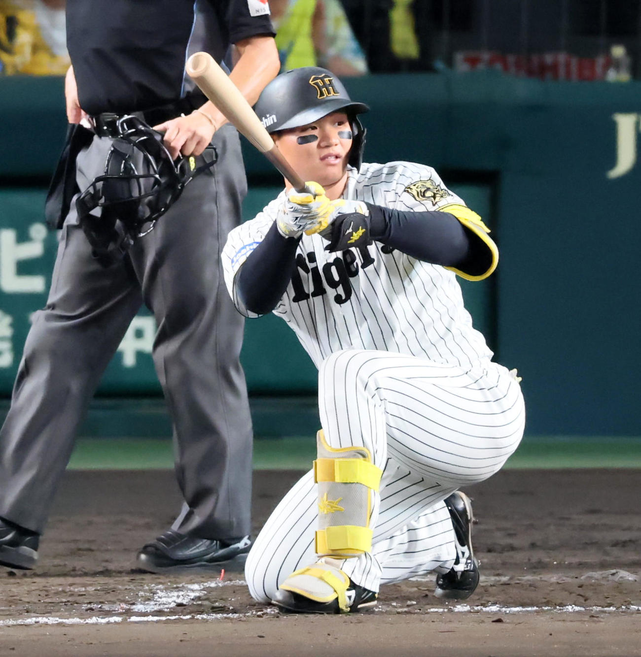 阪神対ヤクルト　8回裏阪神1死、森下は左翼へ飛んだ際どい当たりのファウルボールを確認する（撮影・加藤哉）