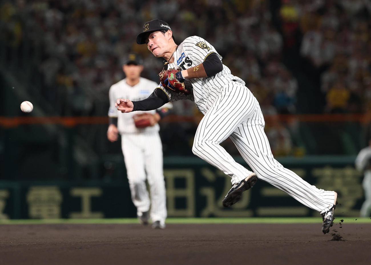 阪神対ヤクルト　1回表ヤクルト無死、中野は岩田の二ゴロを軽快にさばく（撮影・上田博志）