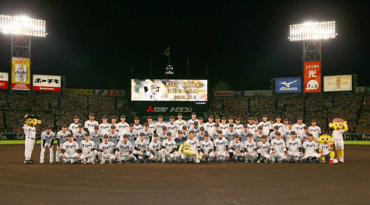 記念撮影する今季限りで引退する阪神原口（撮影・上山淳一）