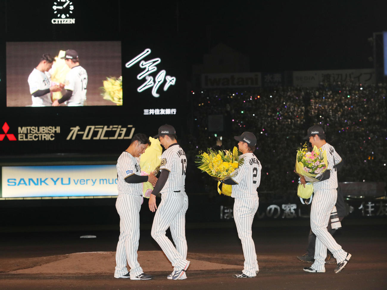 引退セレモニーで阪神原口（左）に花束を渡す、左2人目から岩崎、梅野、岩貞（撮影・上山淳一）