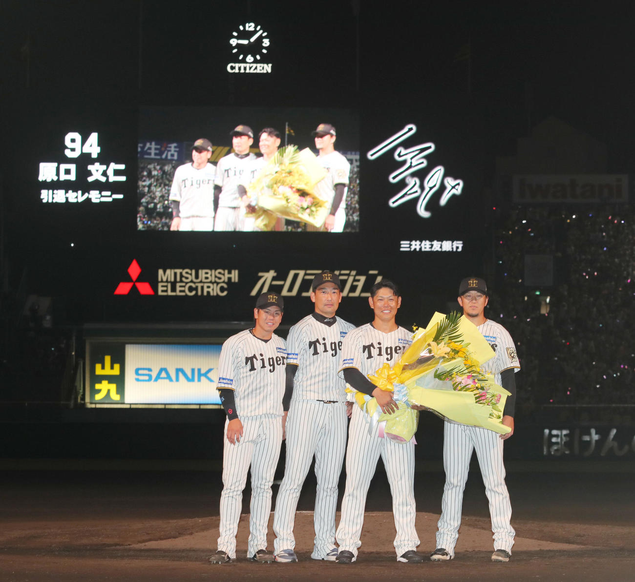 阪神原口（左から3人目）の引退セレモニーで記念撮影する、左から梅野、岩崎、一人おいて岩貞（撮影・上山淳一）