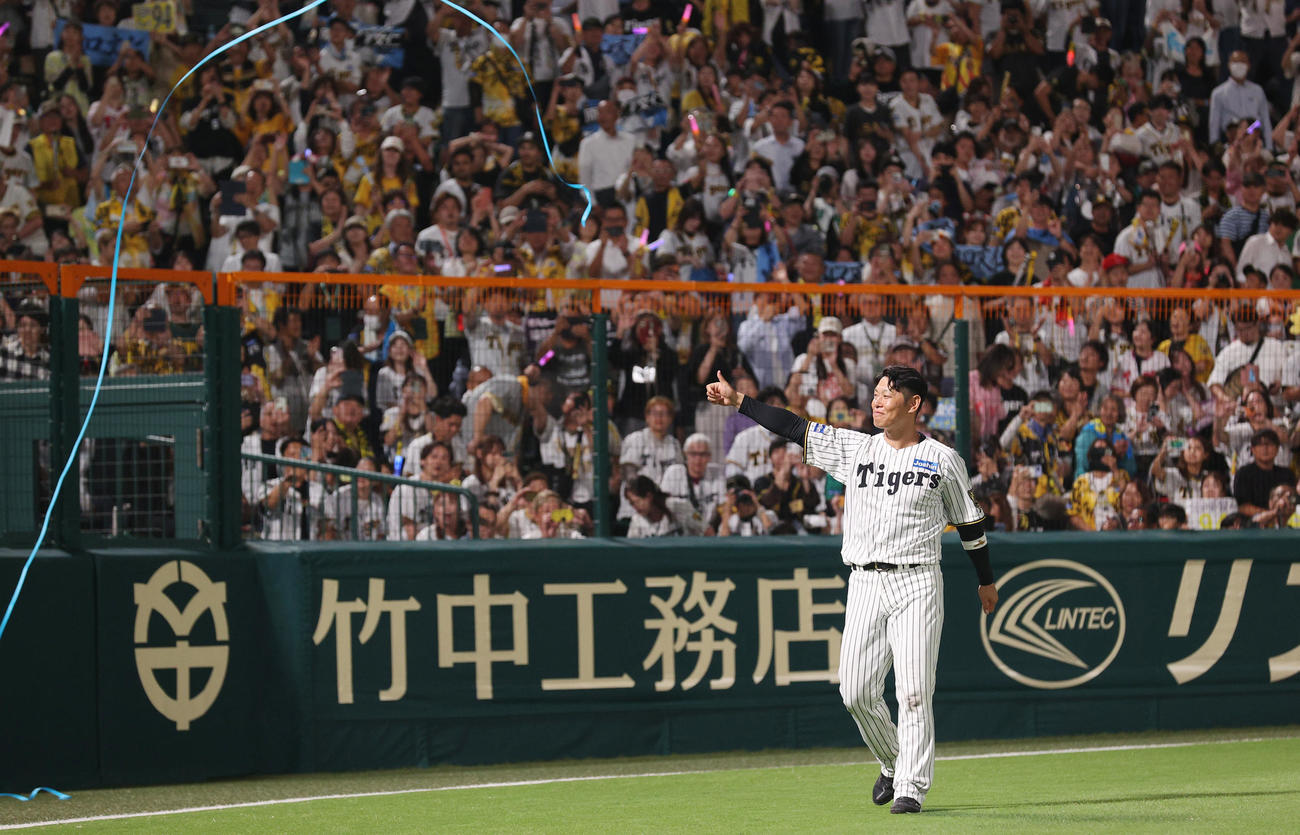 阪神原口は引退セレモニーで場内一周しファンにあいさつする