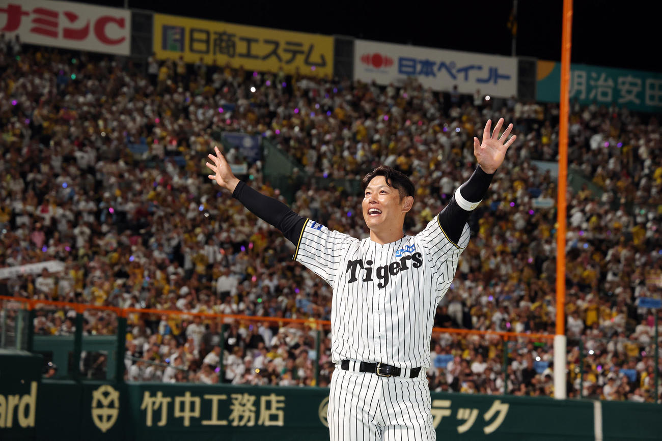 阪神原口は引退セレモニーで場内一周しファンにあいさつする