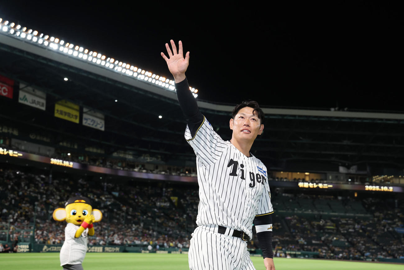 阪神原口は引退セレモニーで場内一周しファンにあいさつする