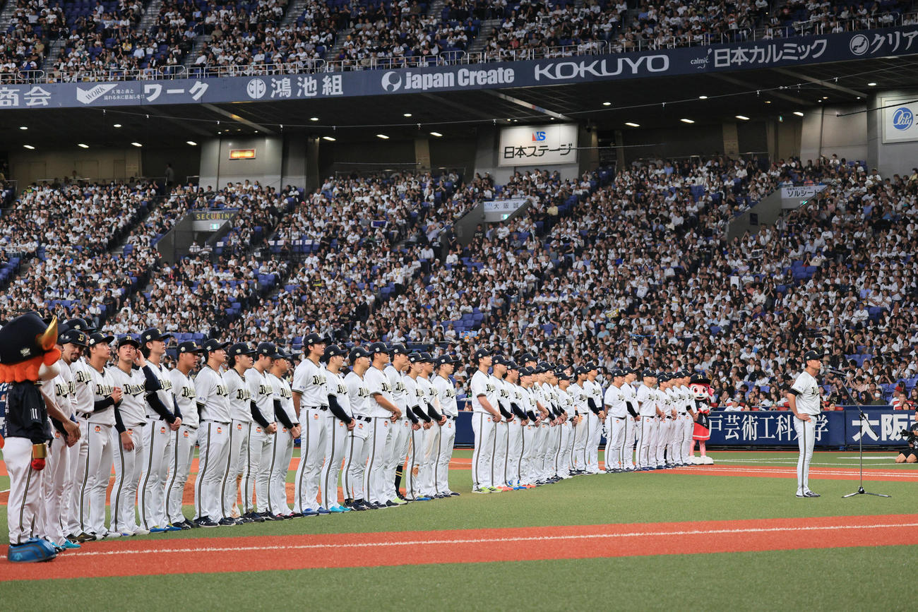 オリックス対西武　京セラドーム大阪での最終戦を終えてあいさつする岸田監督（撮影・宮崎幸一）
