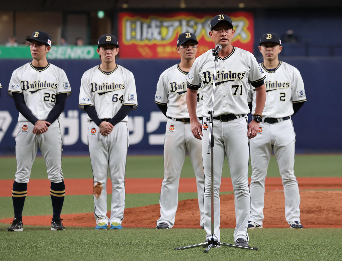 オリックス対西武　ホーム最終戦のセレモニーであいさつするオリックス岸田監督（撮影・西尾就之）