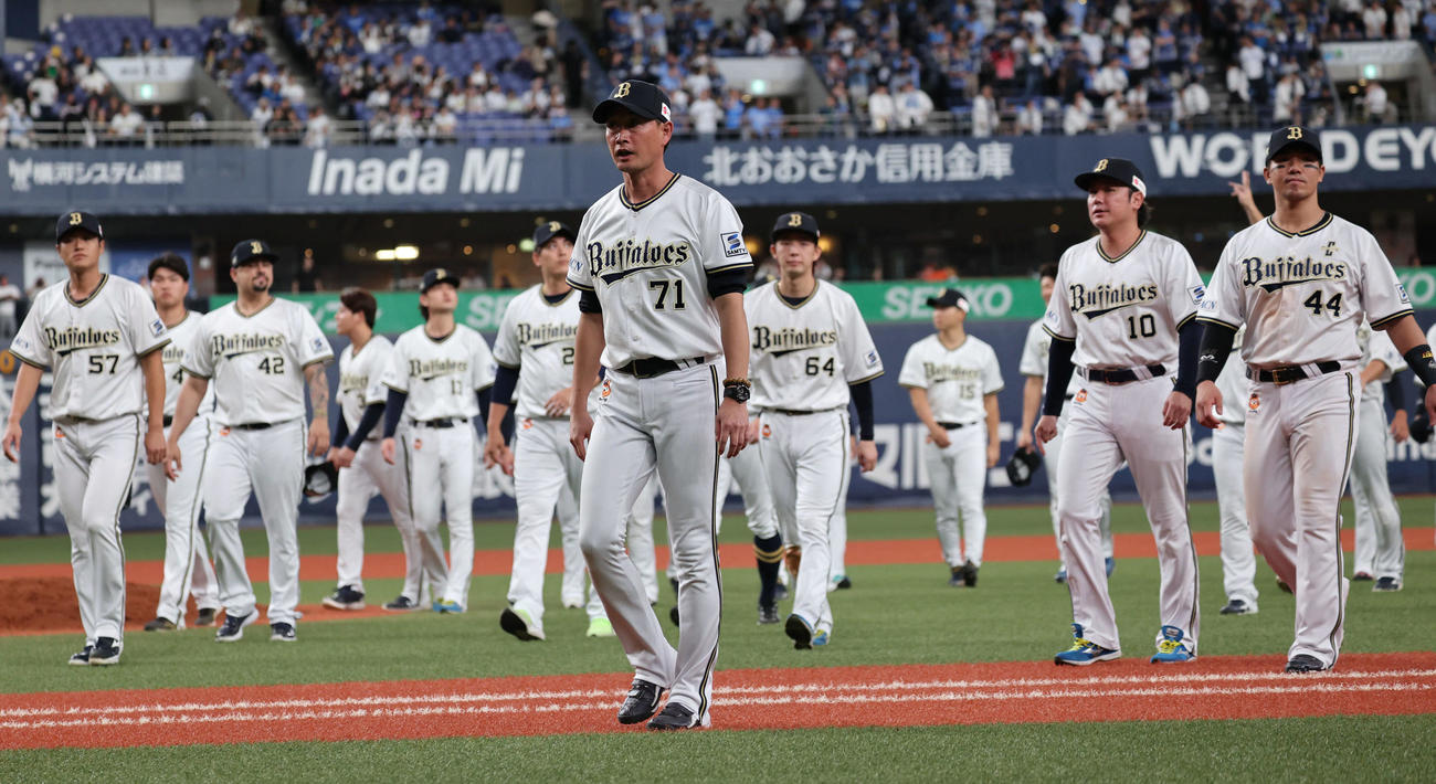 オリックス対西武　ホーム最終戦のセレモニーを終え、オリックス岸田監督（中）らナインは引き揚げる（撮影・西尾就之）