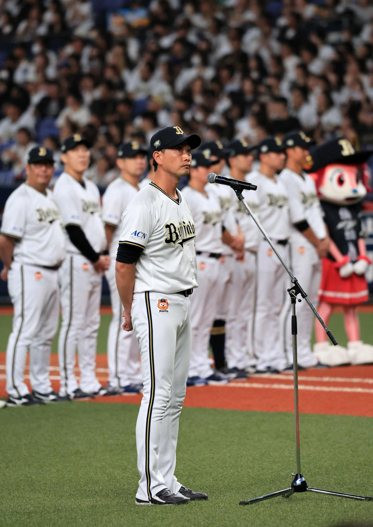 オリックス対西武　京セラドーム大阪での最終戦を終えてあいさつする岸田監督（撮影・宮崎幸一）