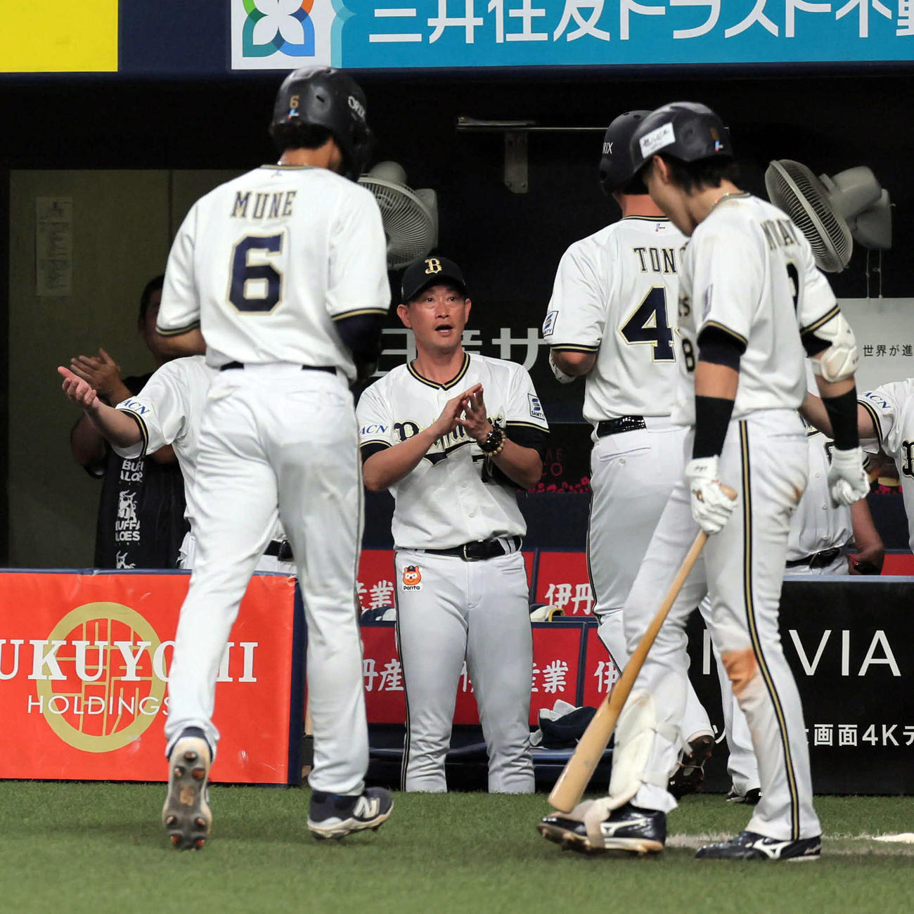 オリックス対西武　6回裏オリックス2死一、三塁、岸田監督（中央）は若月の中越え2点適時二塁打で生還した宗（左）と頓宮を迎える（撮影・宮崎幸一）