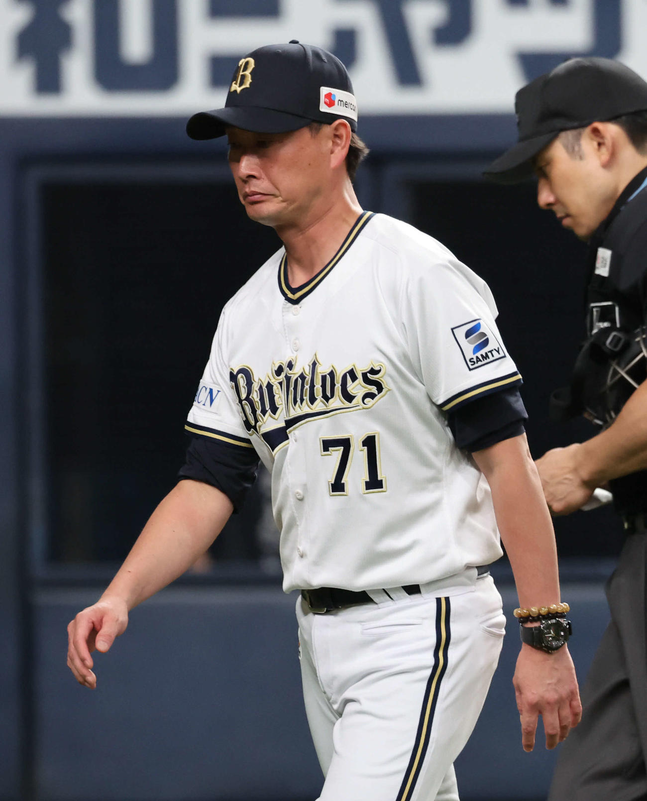 オリックス対西武　7回の攻撃を終え、選手交代を告げたオリックス岸田監督はベンチに戻る（撮影・西尾就之）