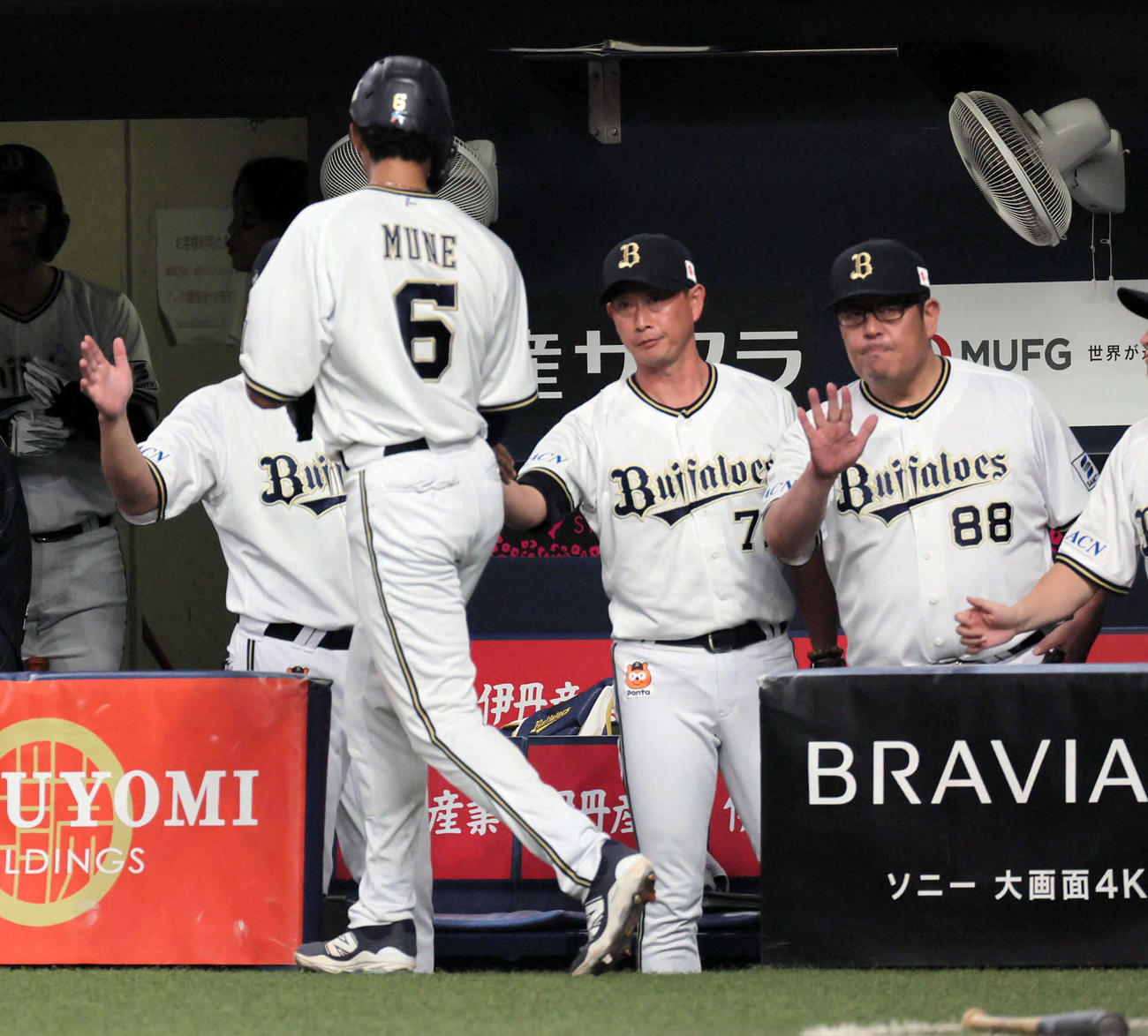 オリックス対西武　8回裏オリックス無死一、二塁、岸田監督（中央）は頓宮の一塁失策打で生還した宗を迎える（撮影・宮崎幸一）