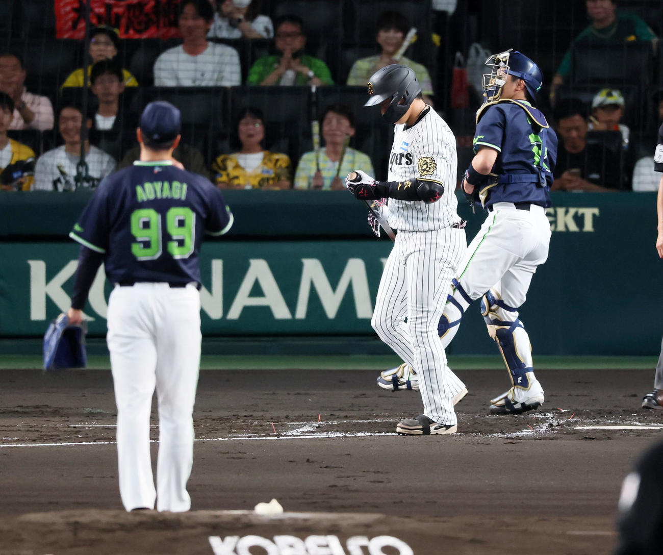 阪神対ヤクルト　1回裏阪神2死、四球で出塁する大山。投手青柳（撮影・加藤哉）