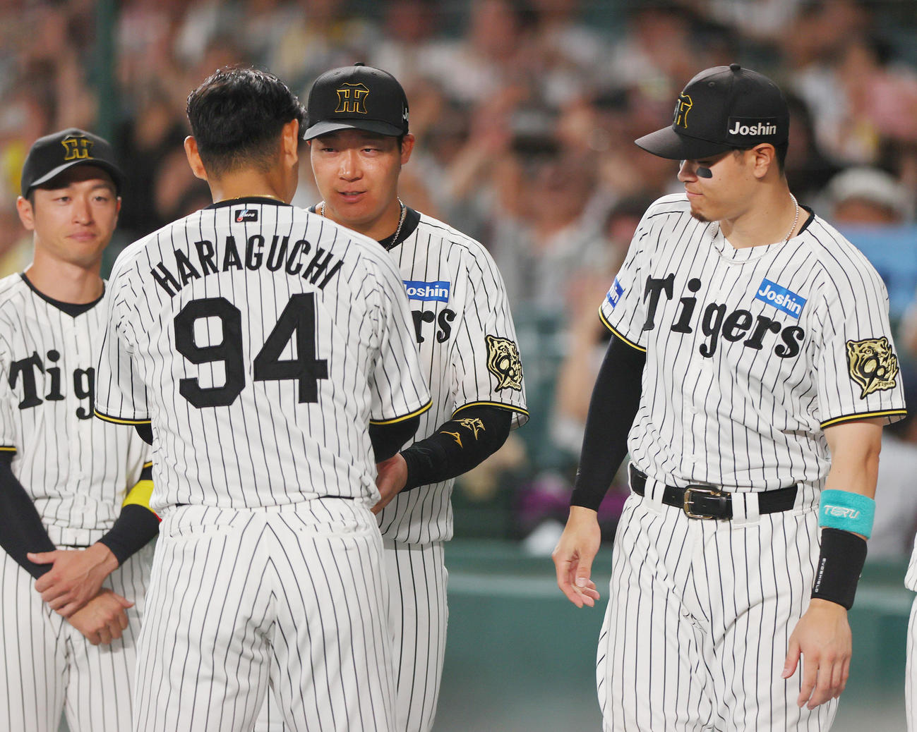 阪神原口文仁（手前）の引退セレモニーで握手をかわす、左から近本、大山、佐藤輝（撮影・上山淳一）