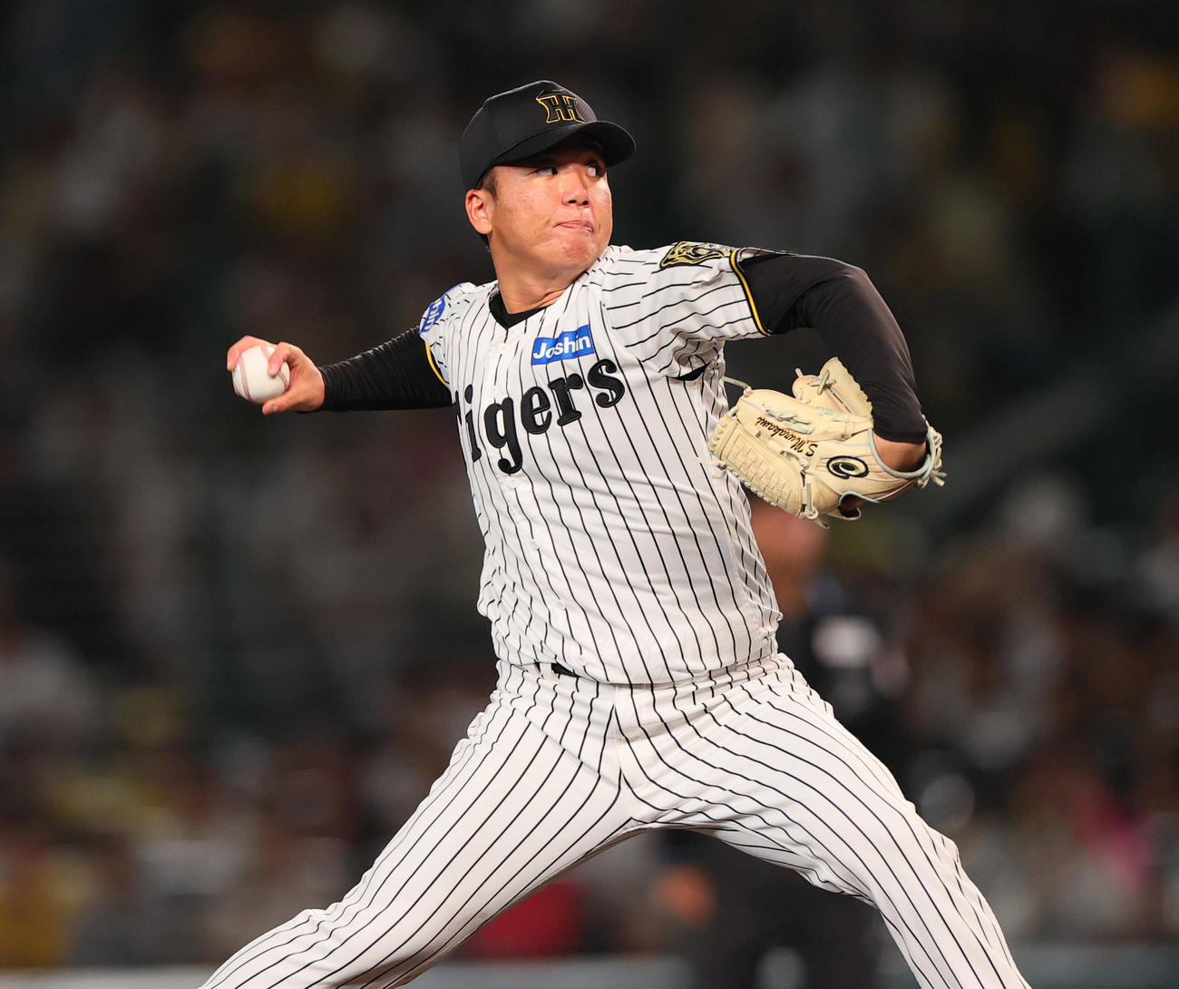 阪神対ヤクルト　力投する阪神先発の村上（撮影・上山淳一）