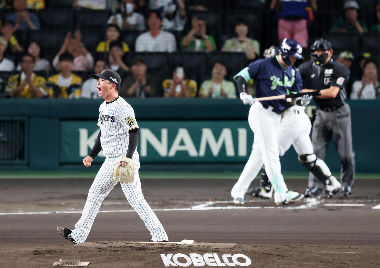 阪神対ヤクルト　1回表ヤクルト2死一塁、村上は村上を三振に仕留めマウンドで雄たけびを上げる（撮影・加藤哉）