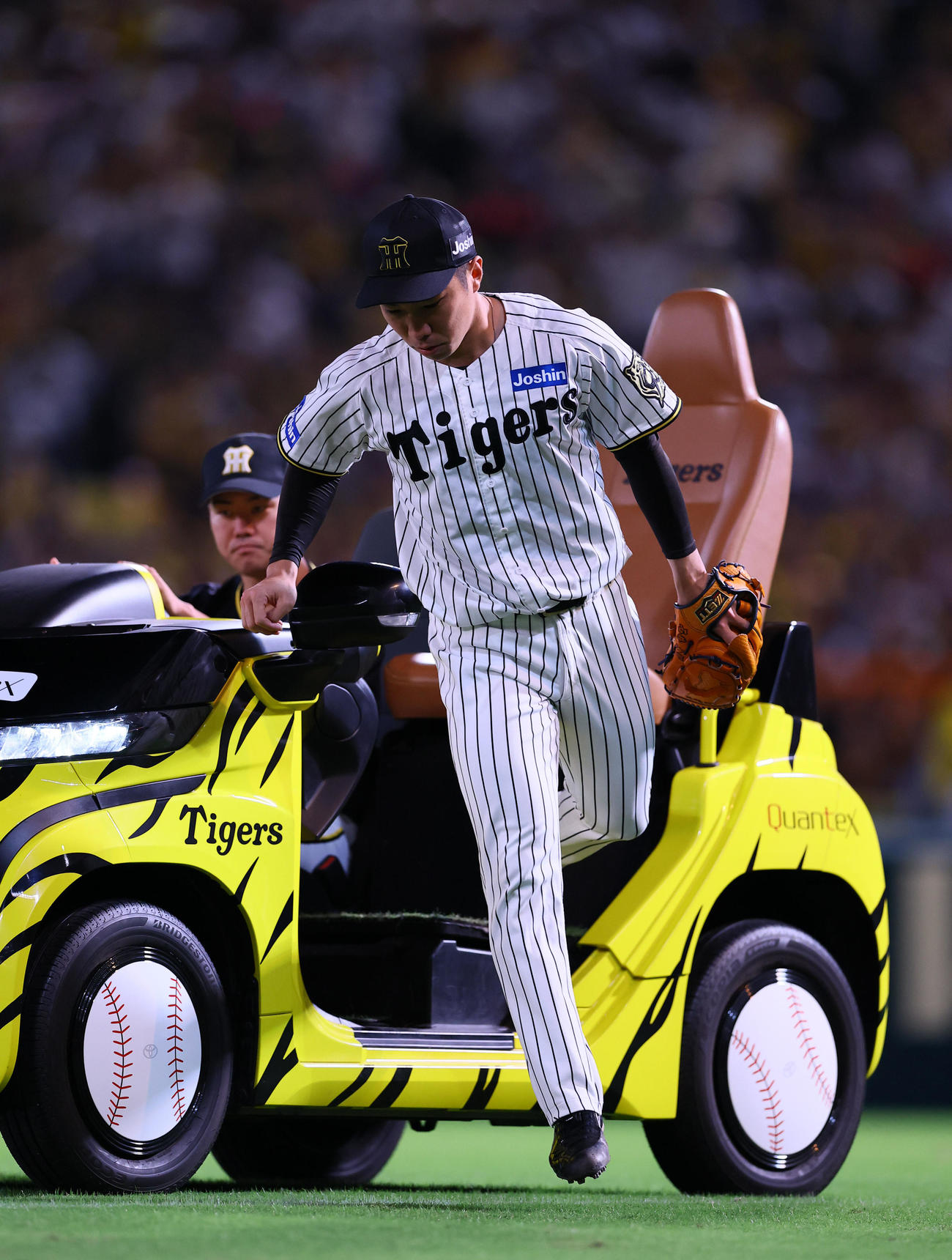 2025年9月26日、中日戦の9回、マウンドに向かう阪神石井大智