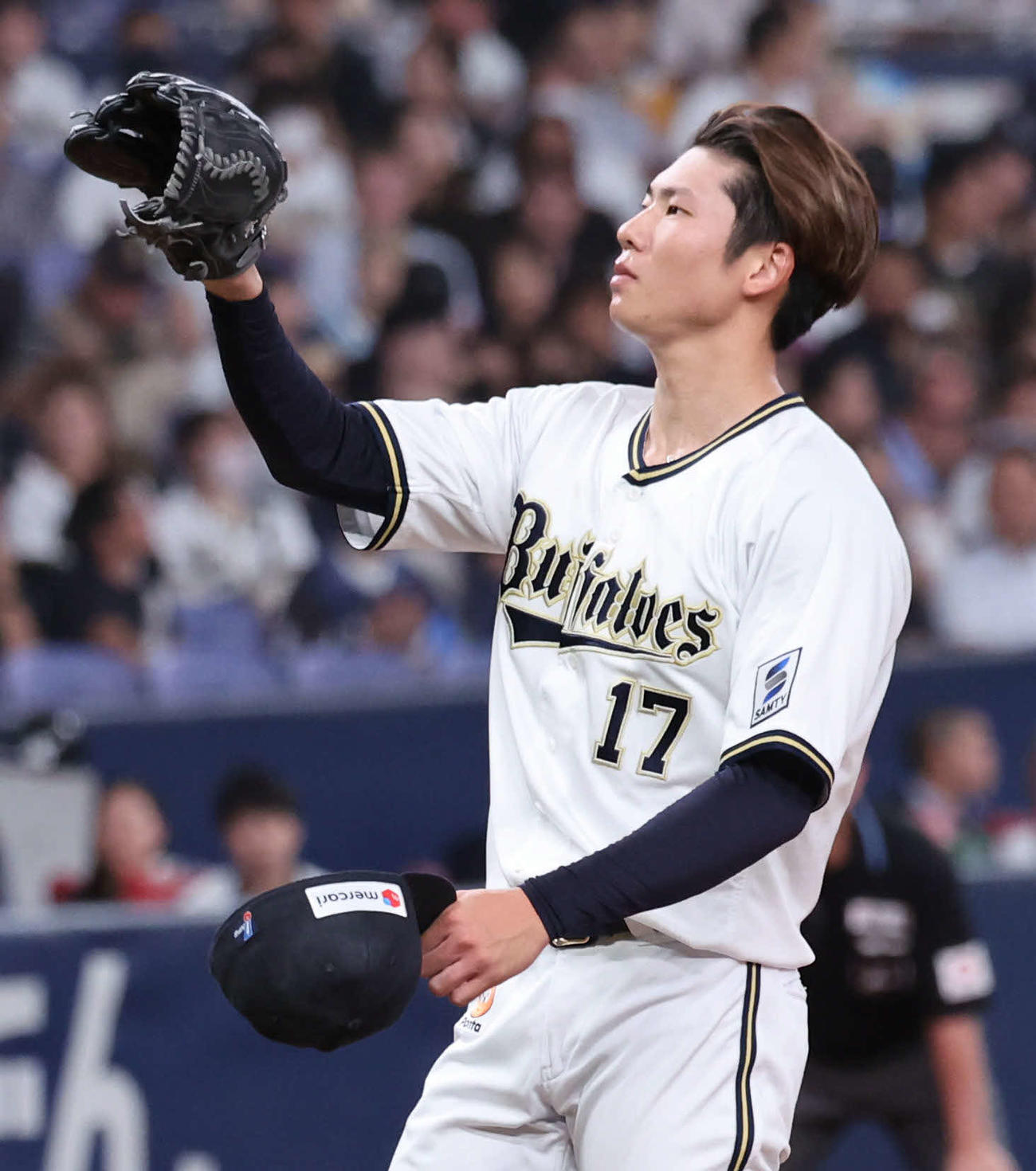 オリックス対西武　3回表西武無死一、二塁、オリックス先発の曽谷は山村に四球を与え厳しい表情を見せる（撮影・西尾就之）