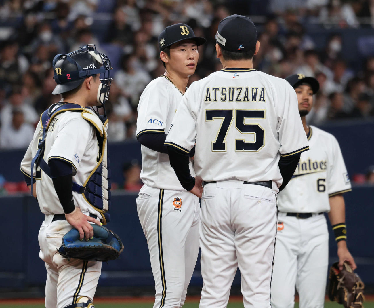 オリックス対西武　2回表に4失点したオリックス先発の曽谷は厚沢コーチらの激励を受ける（撮影・西尾就之）