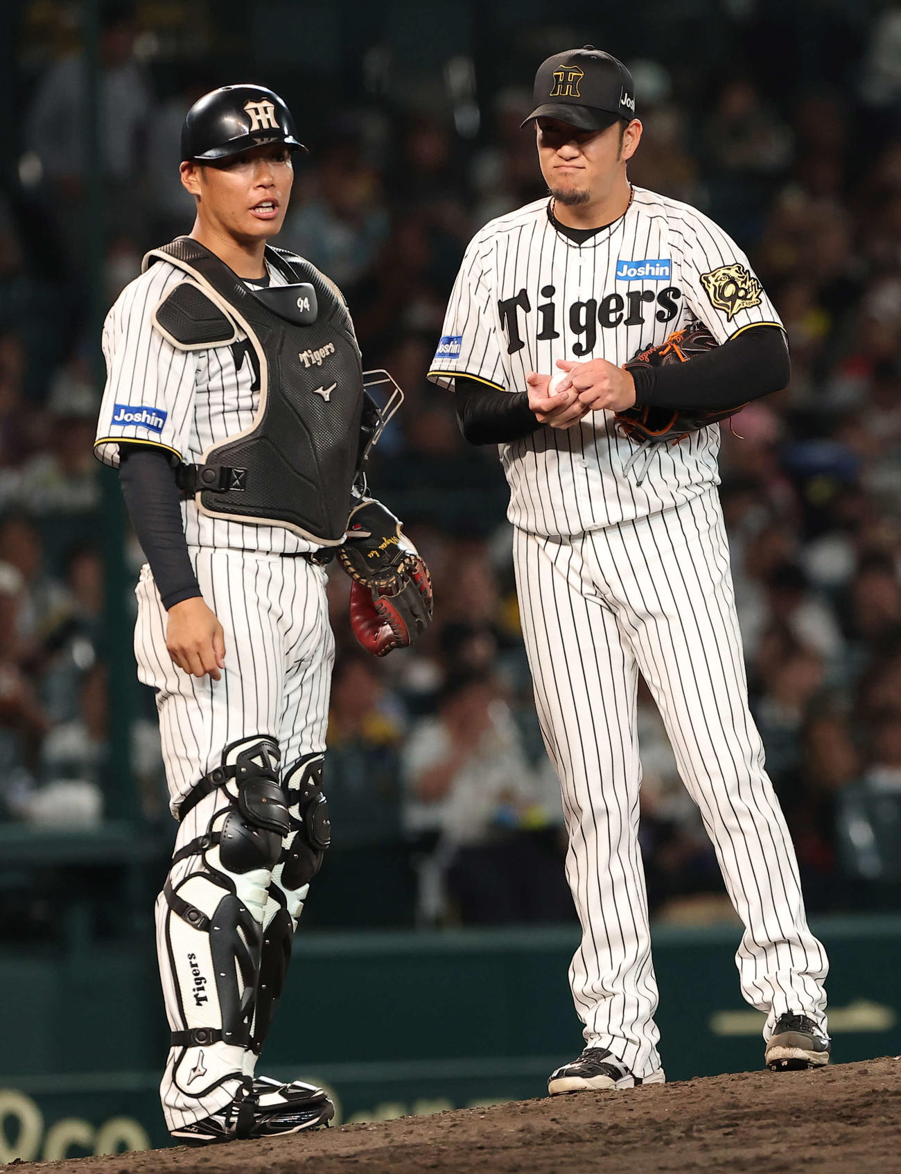 阪神対ヤクルト　　9回、岩貞（右）とバッテリーを組んだ原口（撮影・上田博志）