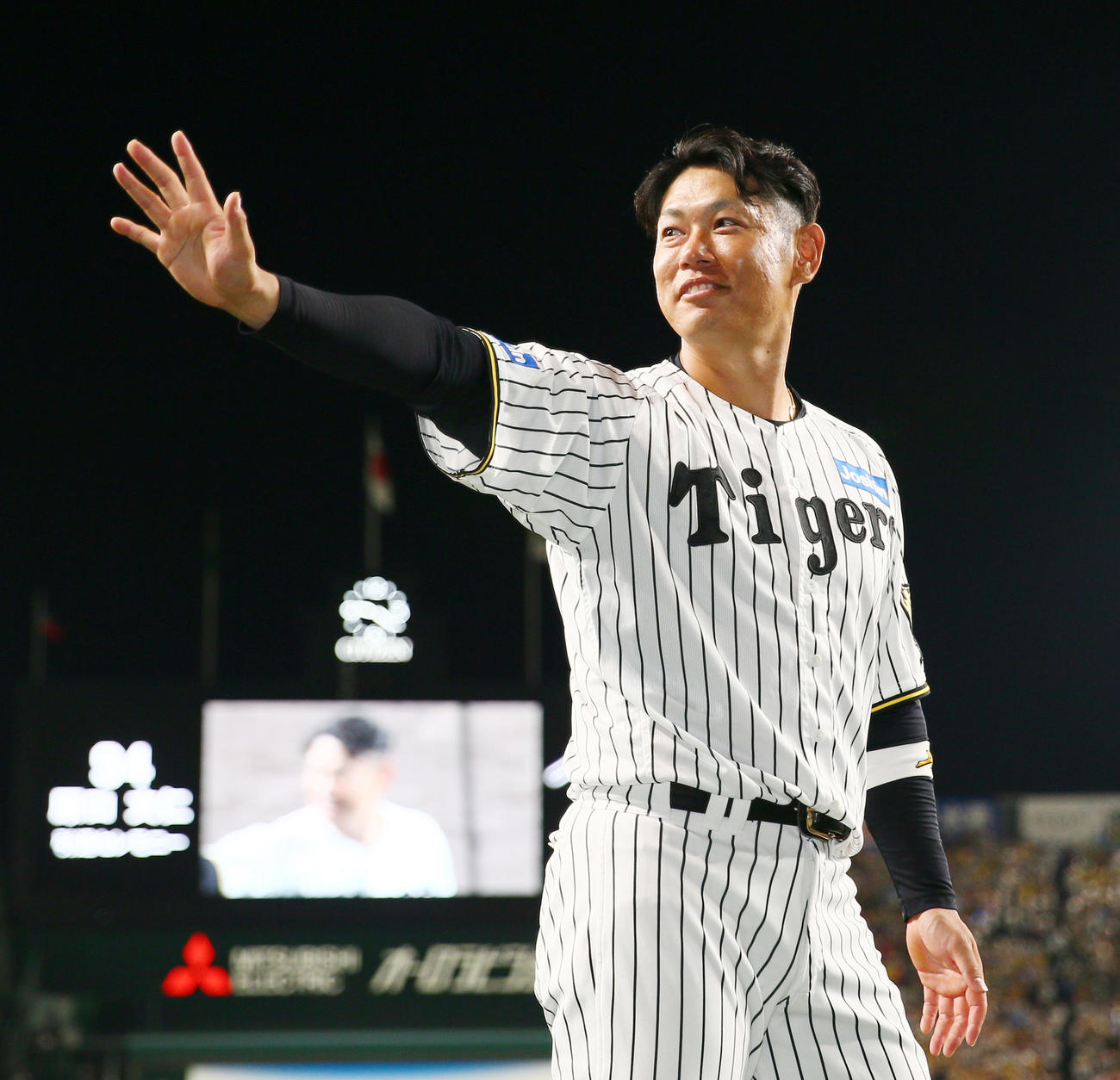 引退セレモニーでファンにあいさつする阪神原口（撮影・上山淳一）