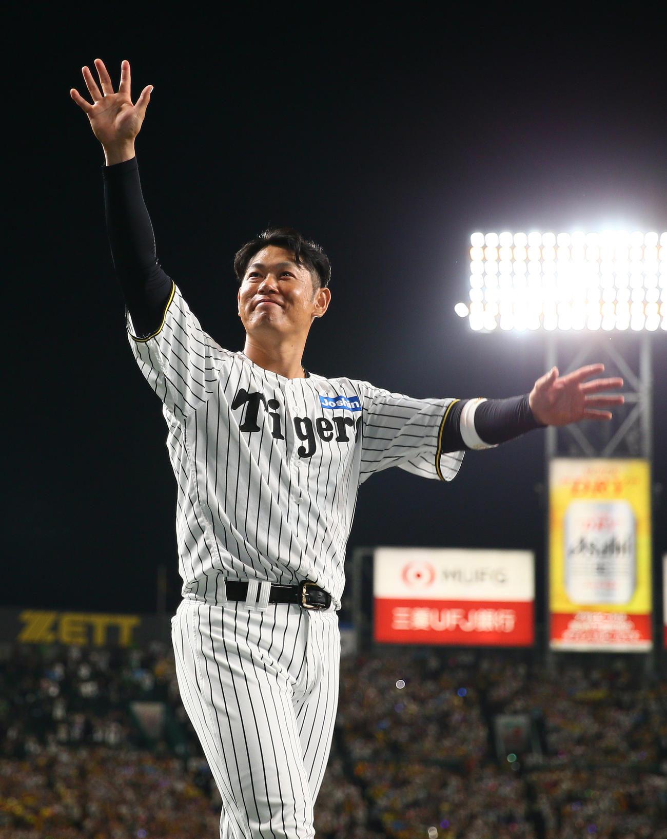 引退セレモニーでファンにあいさつする阪神原口（撮影・上山淳一）