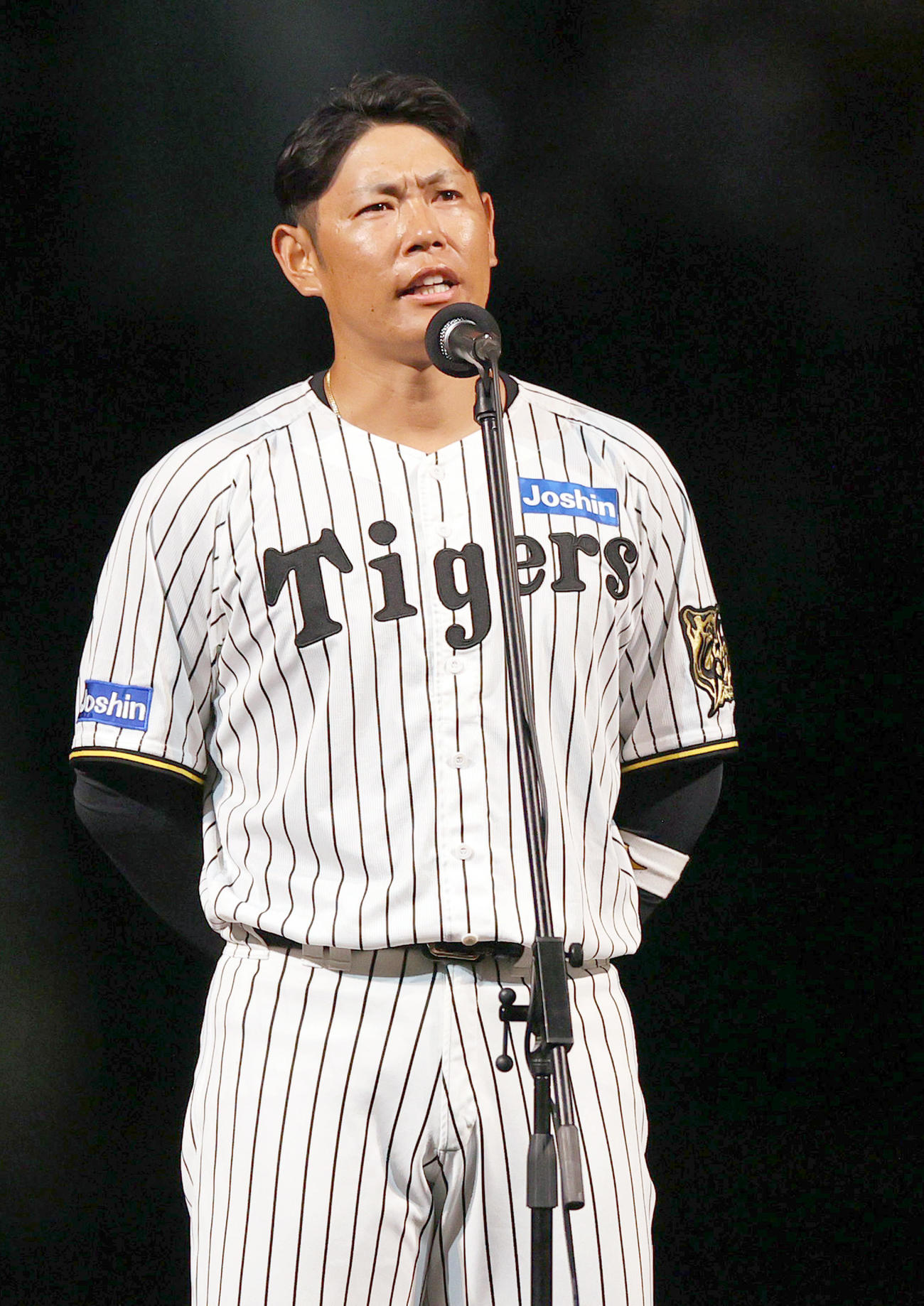 引退セレモニーであいさつする阪神原口（撮影・上山淳一）