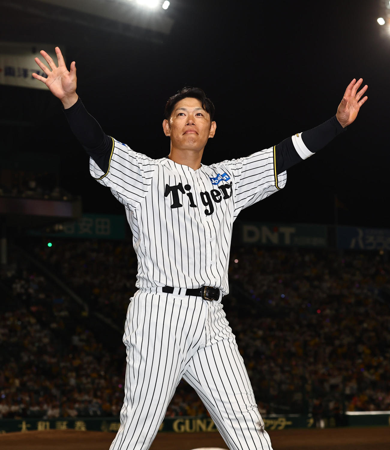 阪神対ヤクルト　引退セレモニーで場内を1周する原口（撮影・上田博志）