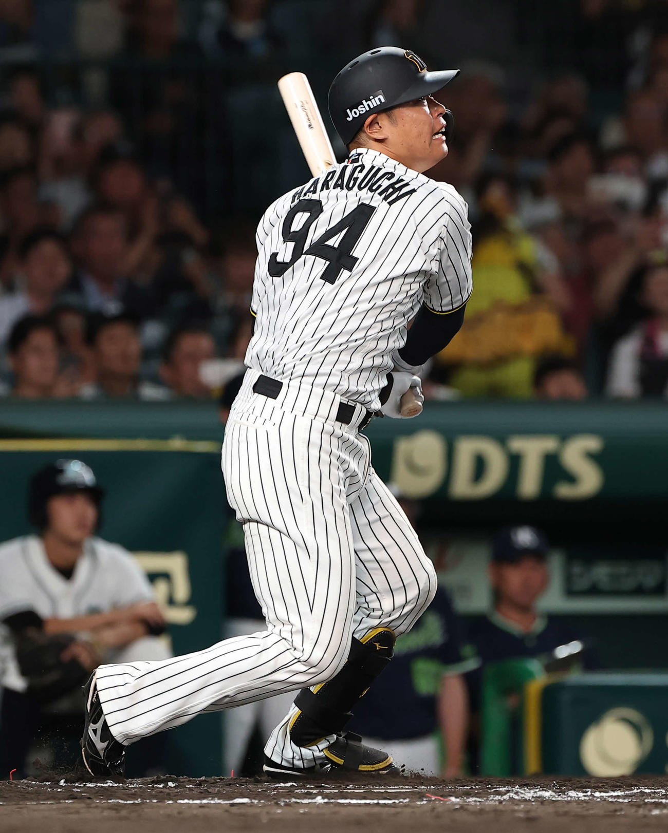 阪神対ヤクルト　　7回裏阪神2死一塁、代打の原口は中飛に倒れる（撮影・上田博志）