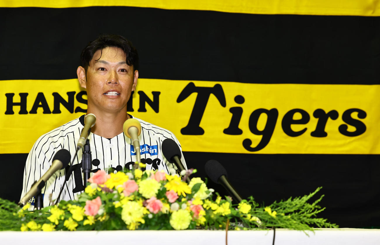 阪神対ヤクルト　引退セレモニーを終え会見する原口（撮影・上田博志）