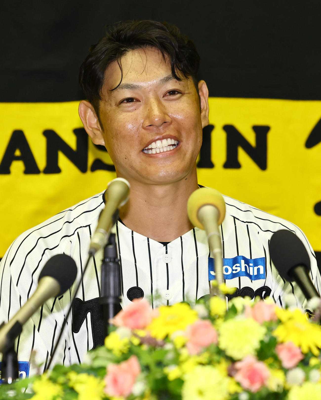 阪神対ヤクルト　引退セレモニーを終え会見する原口（撮影・上田博志）