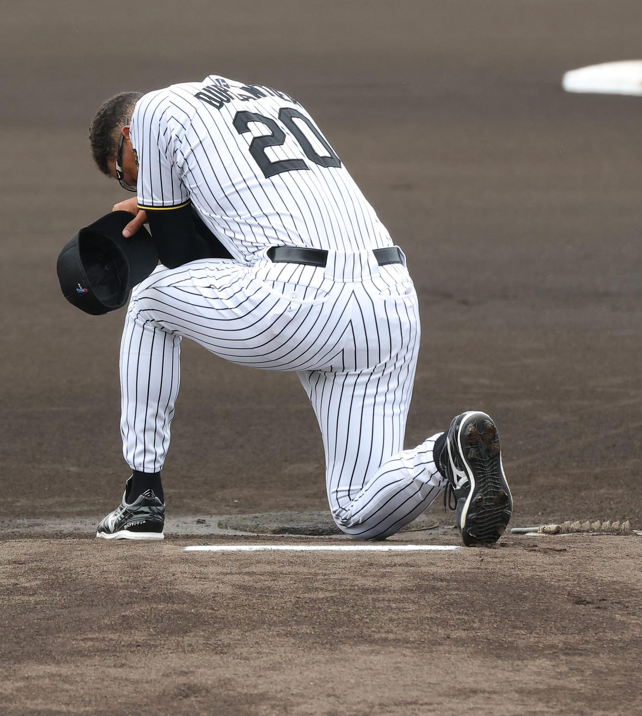 阪神対オリックス練習試合　先発のデュプランティエは祈りを捧げる（撮影・上田博志）