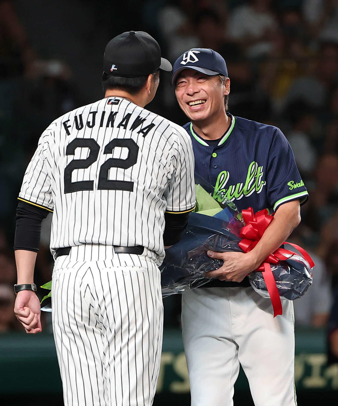 阪神対ヤクルト　　藤川監督（左）から花束を受け取る高津監督（撮影・上田博志）