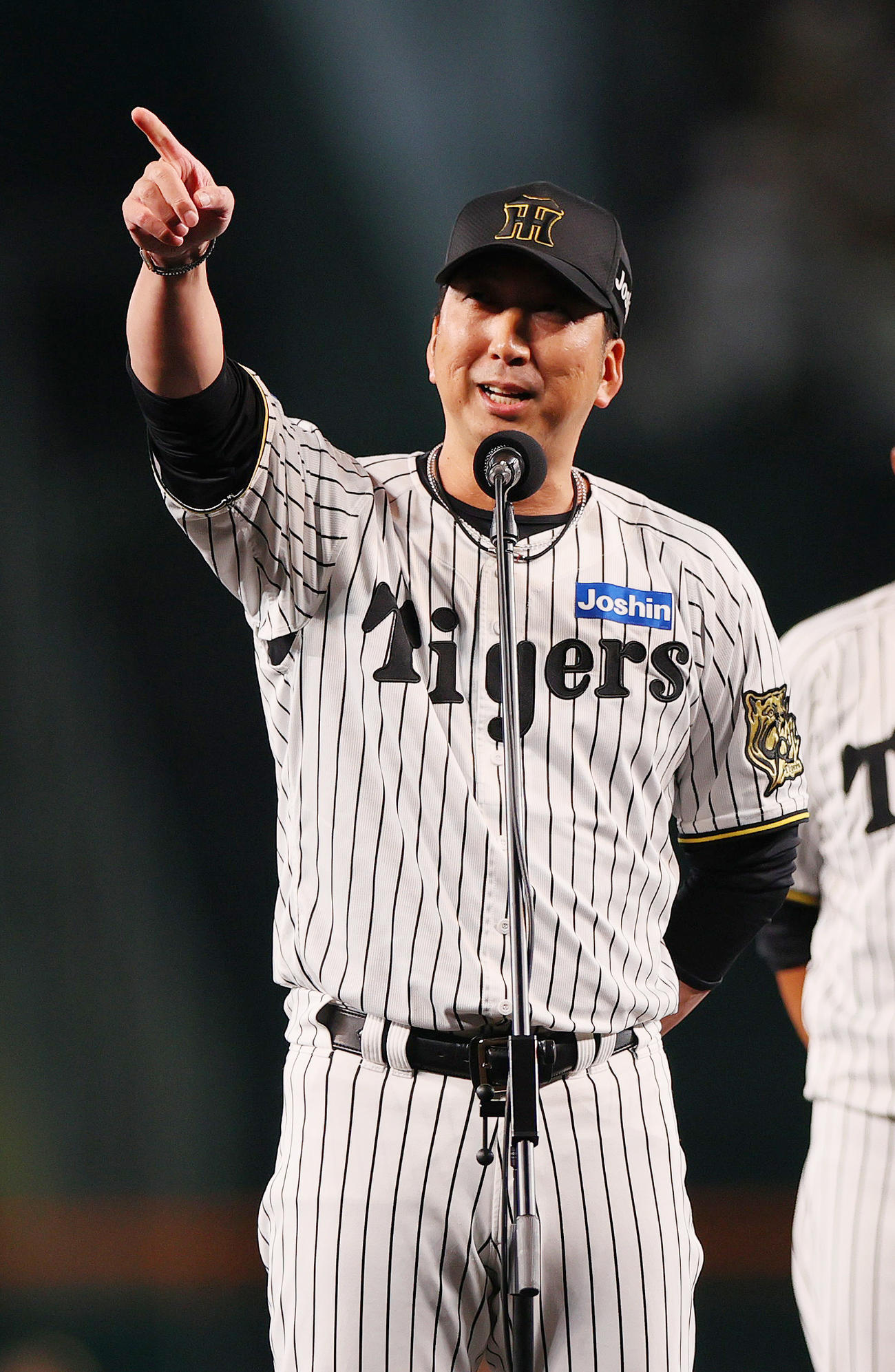 2日、シーズン最終戦を終え、あいさつする藤川監督