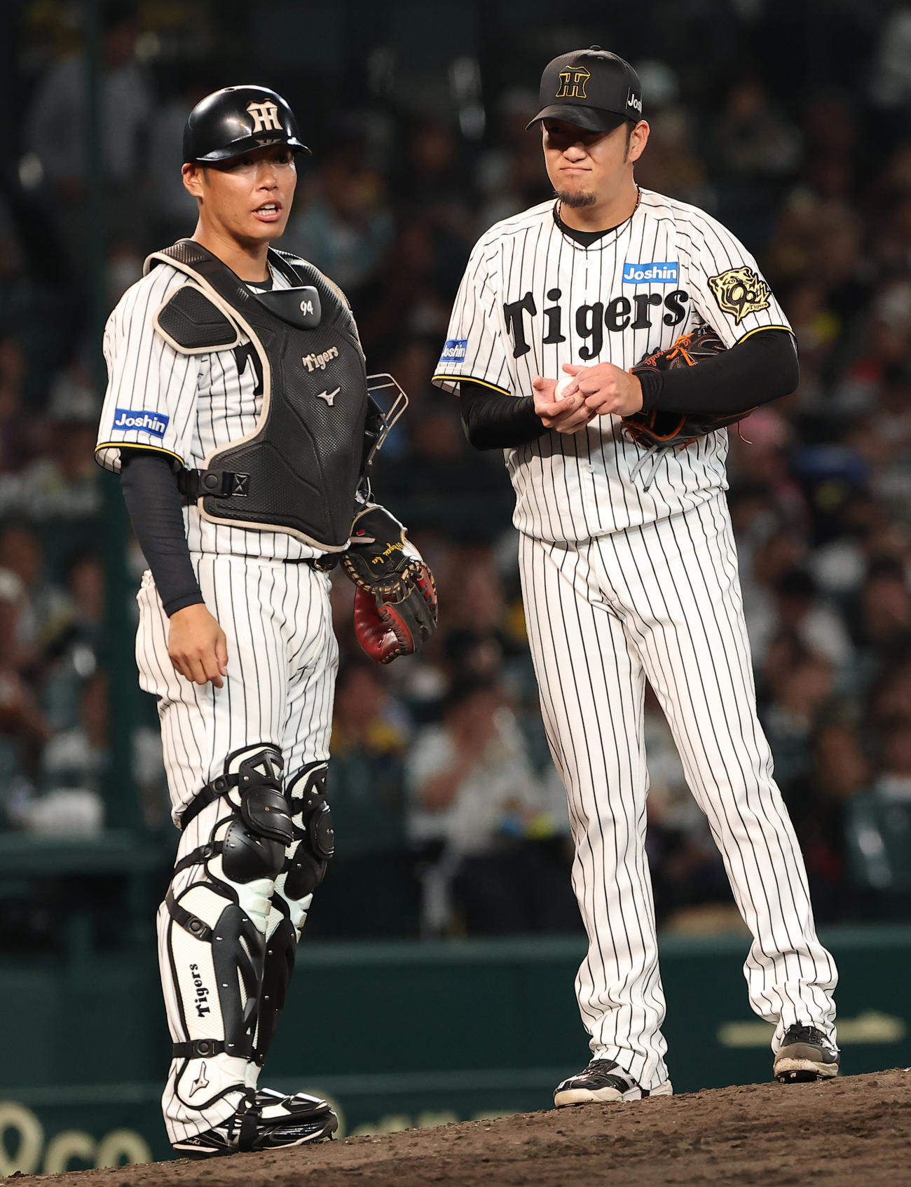 阪神対ヤクルト　　9回、岩貞（右）とバッテリーを組んだ原口（撮影・上田博志）