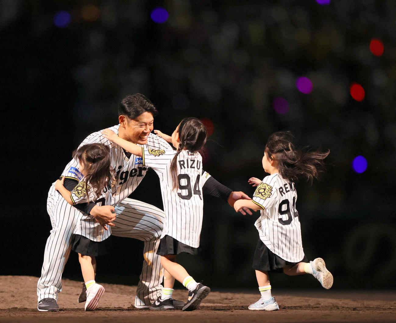 阪神原口は引退セレモニーで駆けつけた愛娘らを抱き寄せる（撮影・上山淳一）