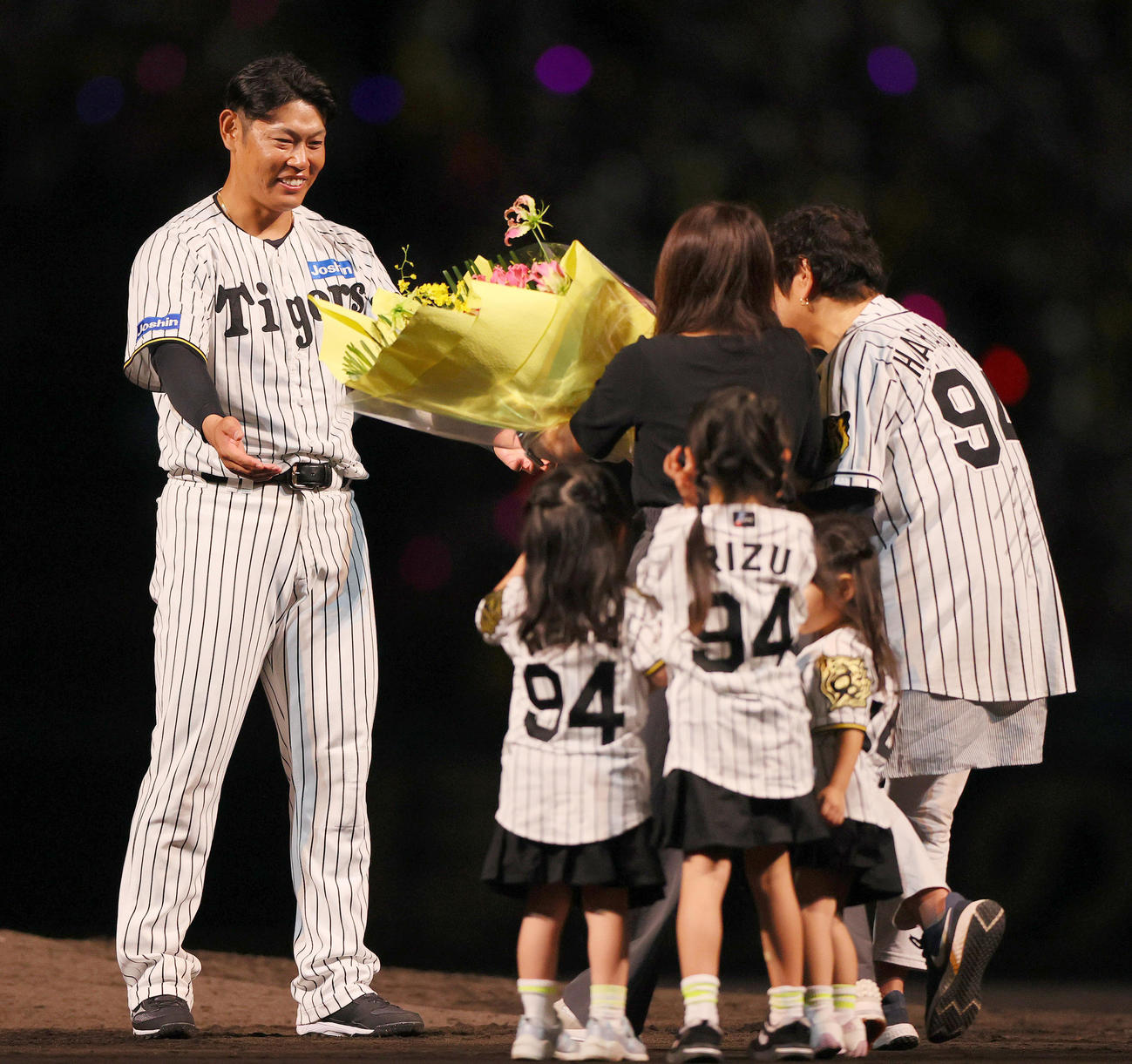 引退セレモニーで家族から花束を受け取る阪神原口（撮影・上山淳一）
