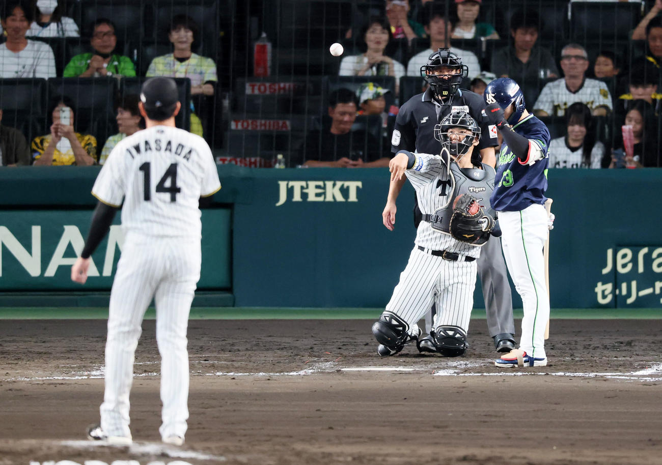 阪神対ヤクルト　9回表ヤクルト無死、守備位置変更で捕手に就いた原口。投手岩貞、打者内山（撮影・加藤哉）