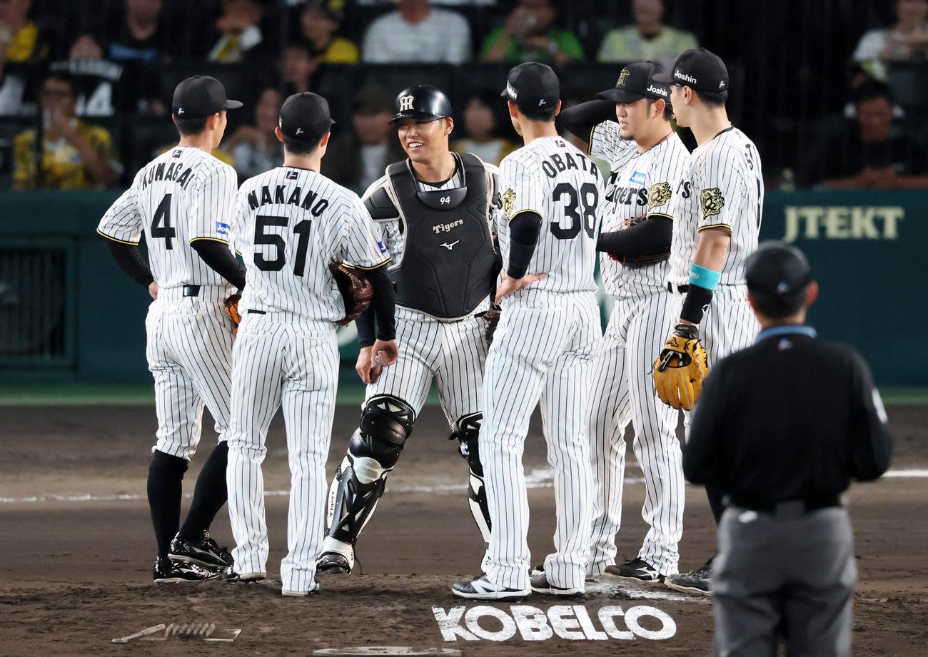 阪神対ヤクルト　9回表ヤクルト無死一塁、捕手原口は梅野と交代し笑顔を見せてベンチへ引き揚げる（撮影・加藤哉）