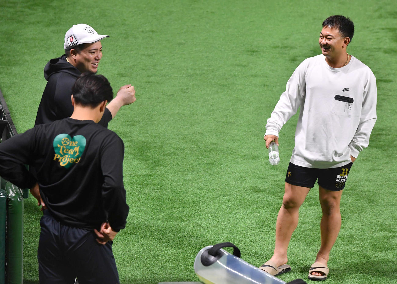 ソフトバンク対オリックス　オリックス森（右）と談笑するソフトバンク山川（撮影・岩下翔太）