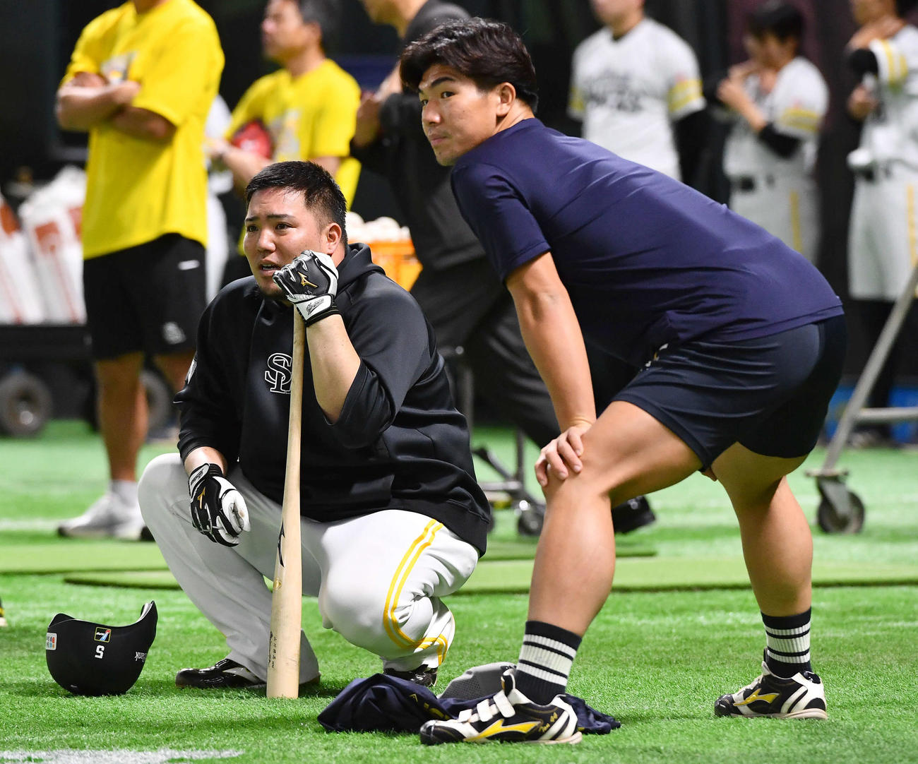 ソフトバンク対オリックス　試合前、試合前、オリックス頓宮（右）と話すソフトバンク山川（撮影・岩下翔太）