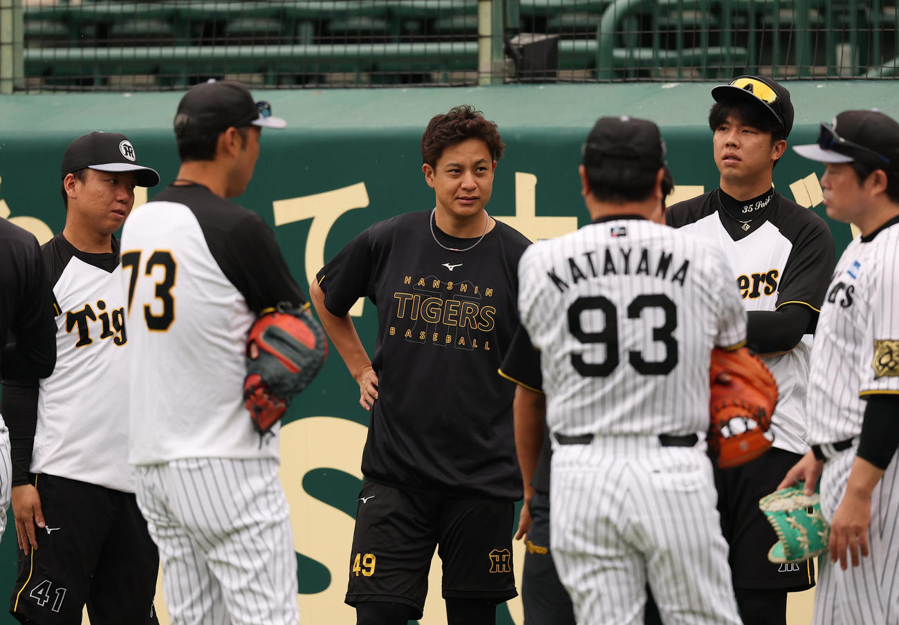 コーチ陣と話す左奥から村上、大竹、才木（撮影・上田博志）