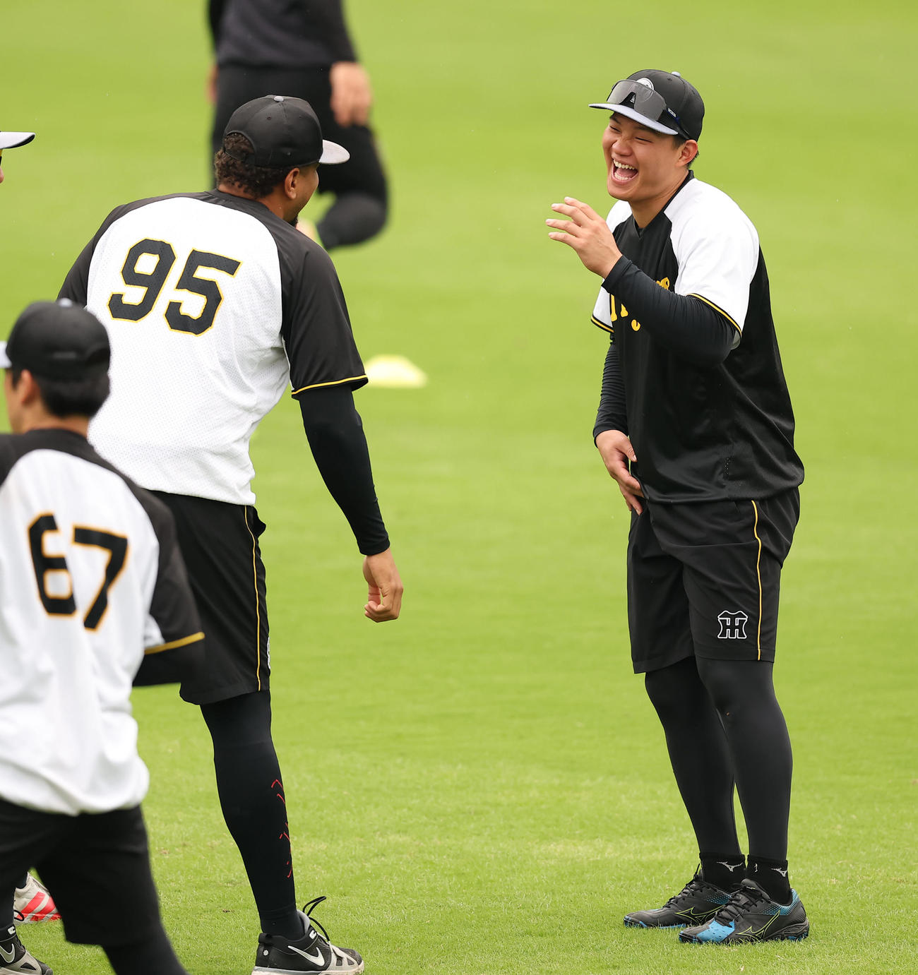 ヘルナンデス（左）と談笑する森下（撮影・上田博志）