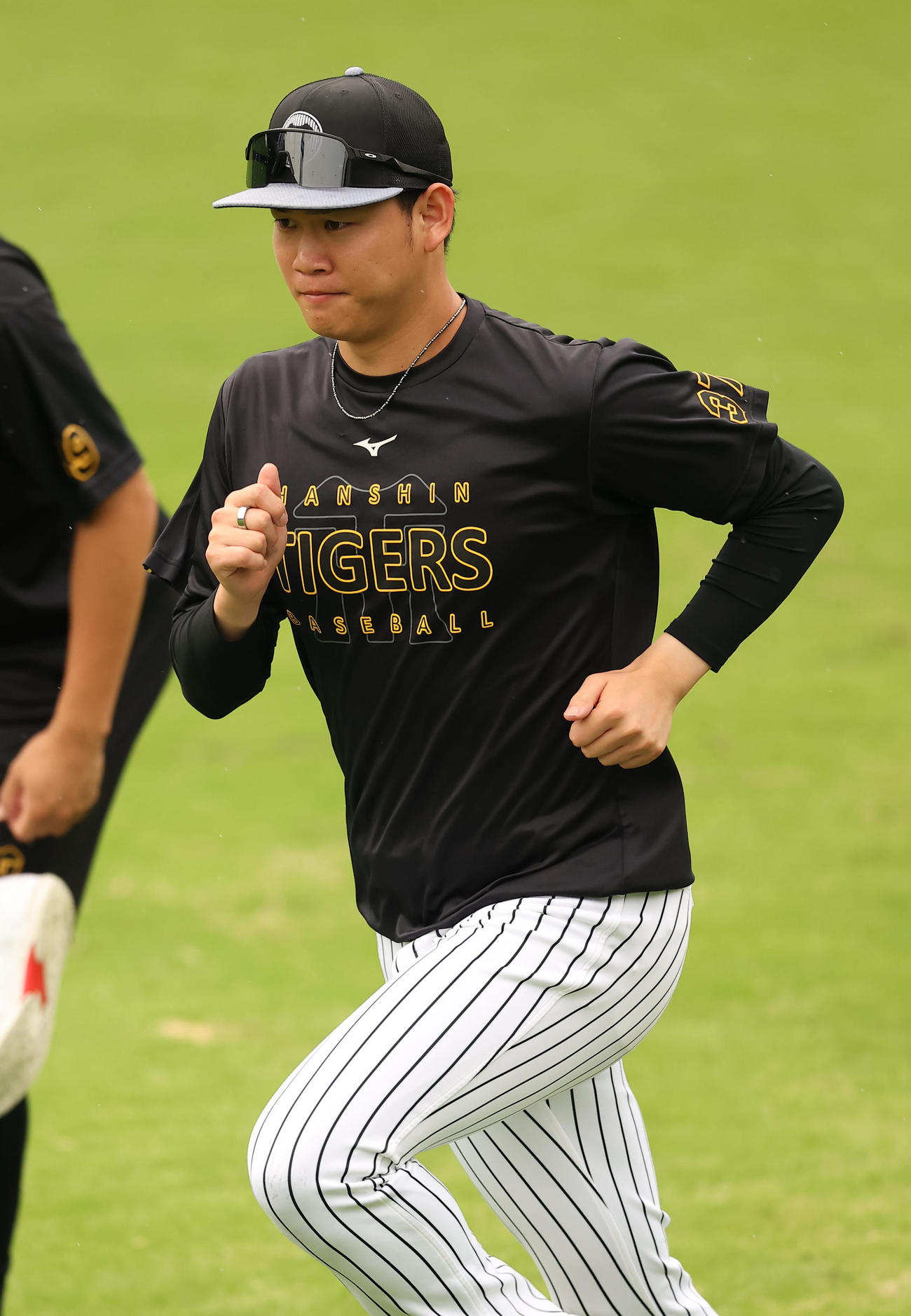 外野をダッシュする及川（撮影・上田博志）