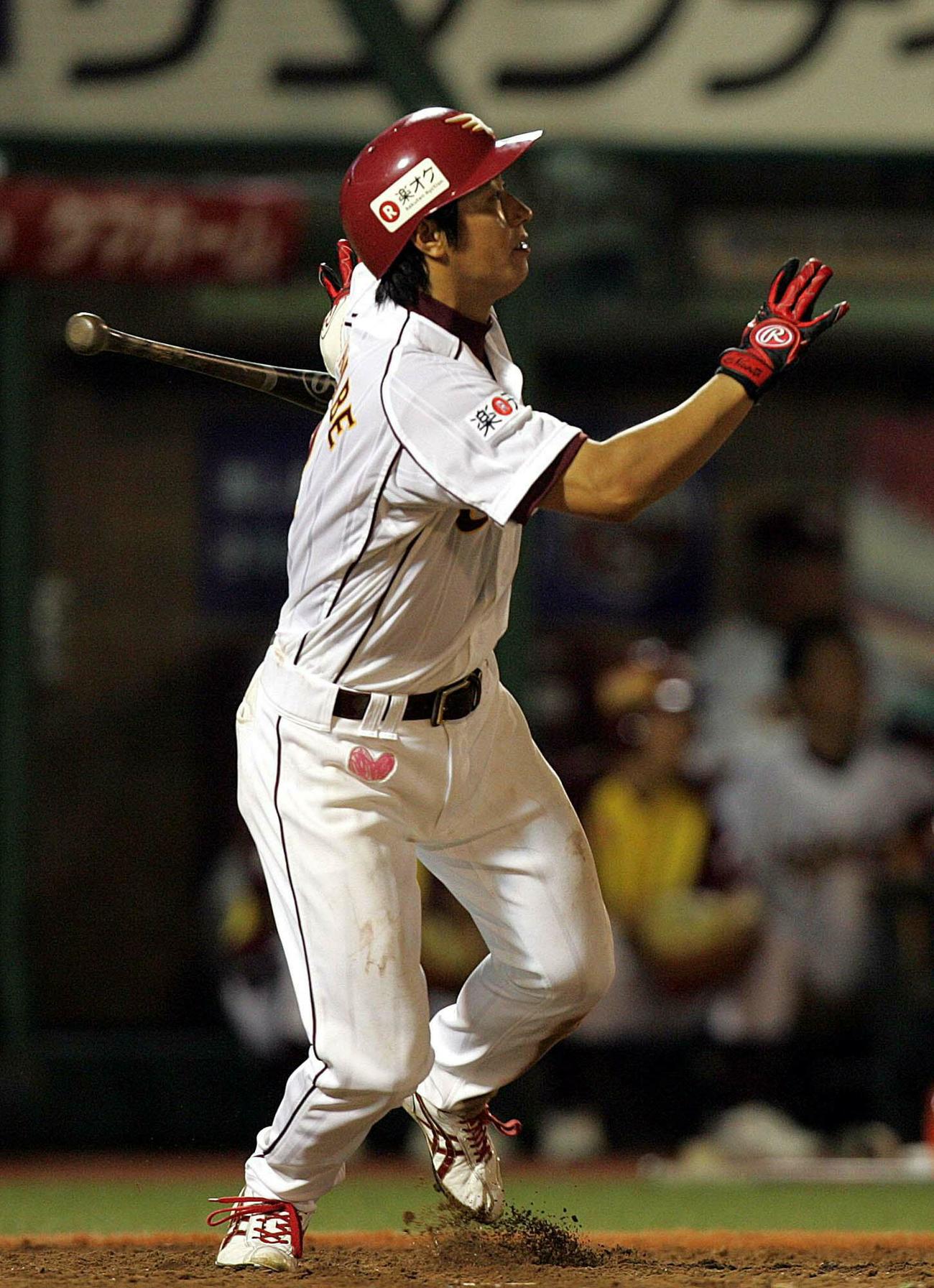 07年８月12日のロッテ戦で適時二塁打を放った楽天の渡辺直人