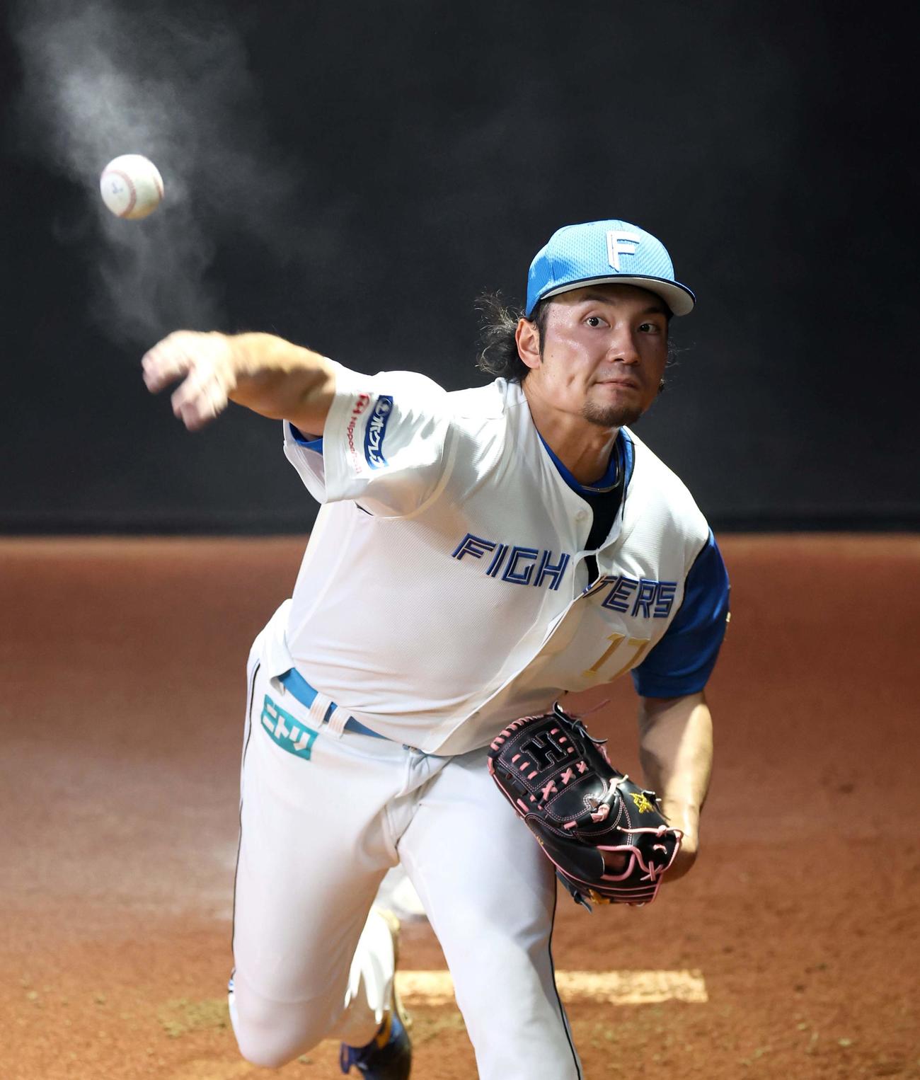 ブルペンで投球する日本ハム伊藤（撮影・黒川智章）