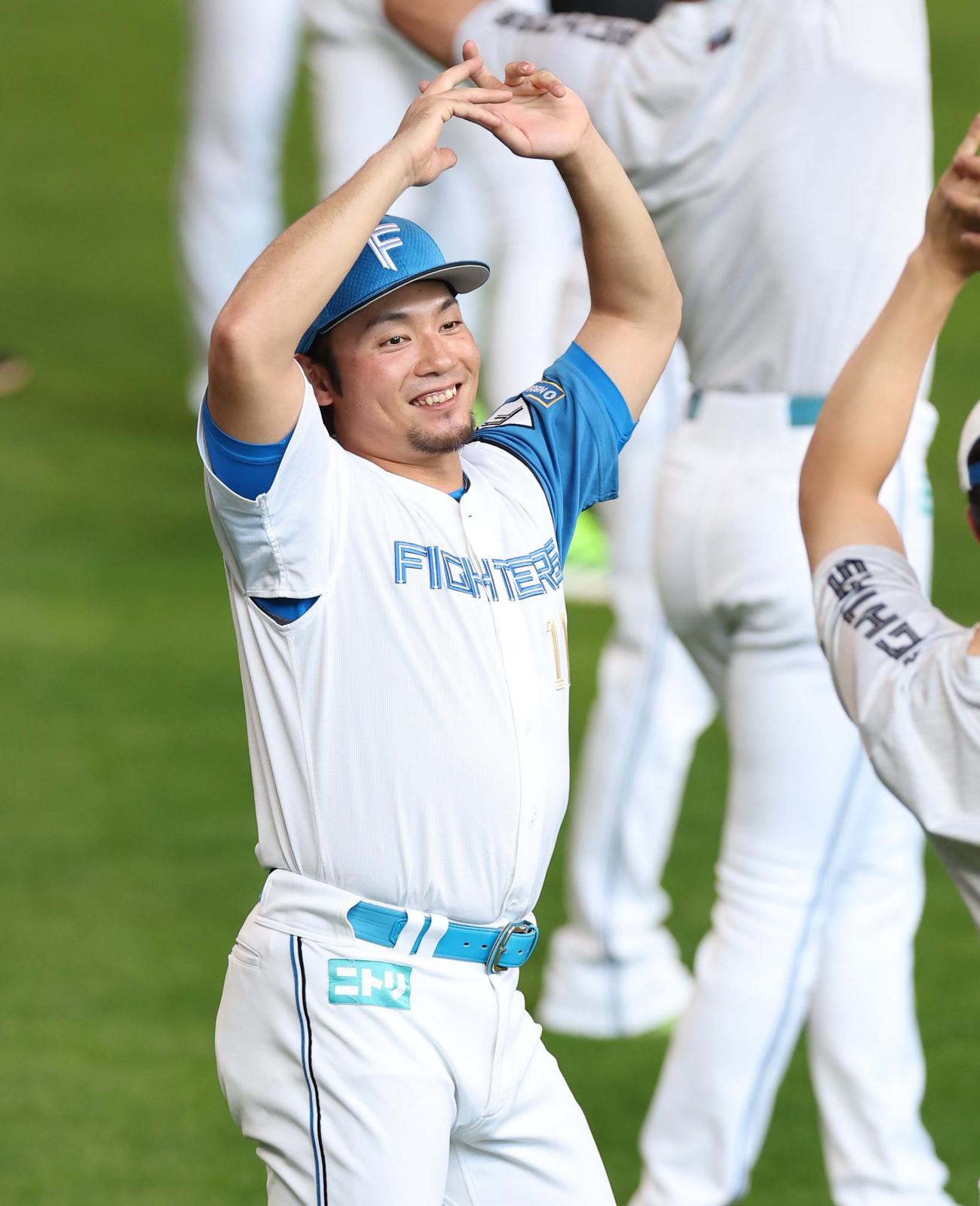 笑顔でアップする日本ハム伊藤（撮影・黒川智章）