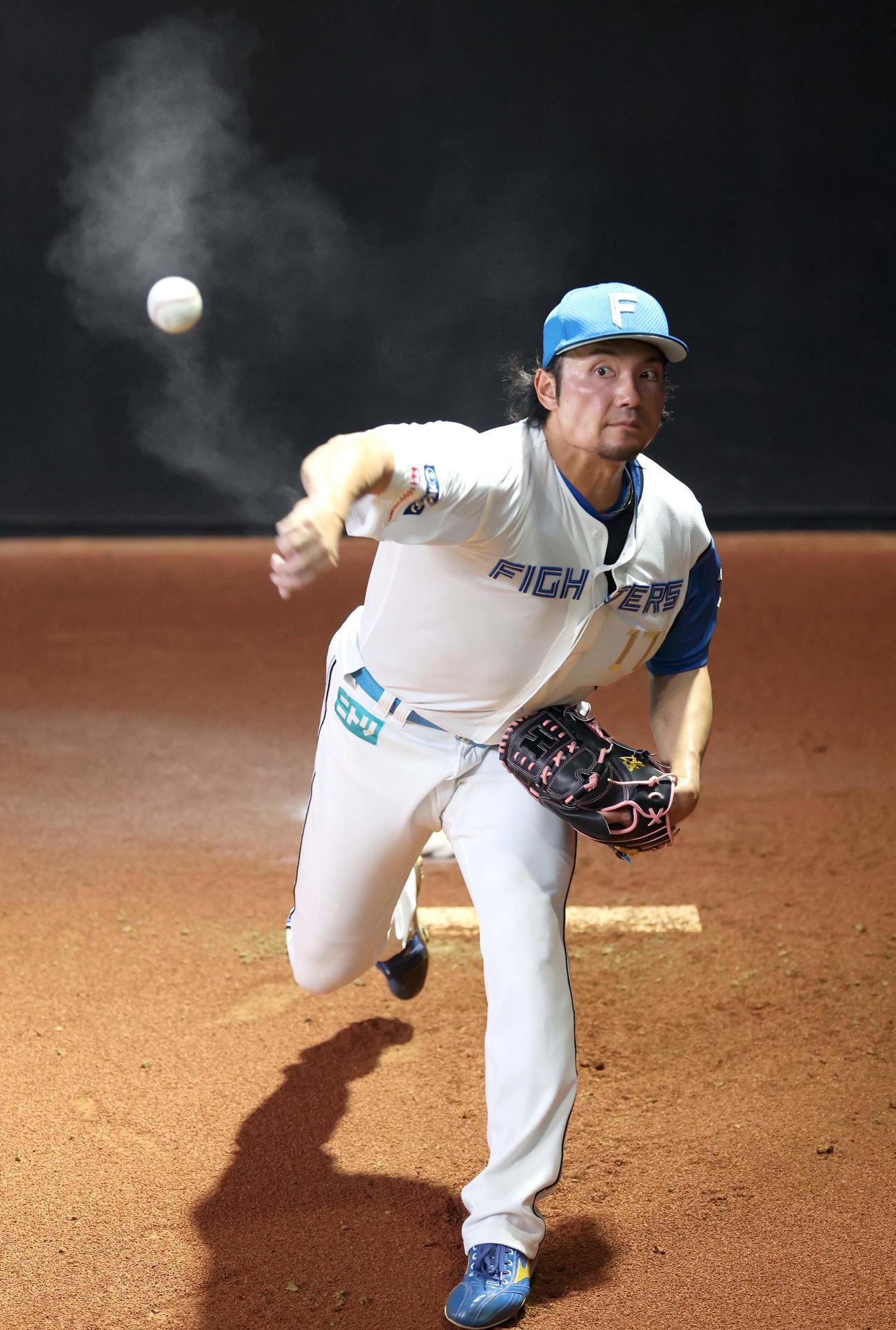 ブルペンで投球する日本ハム伊藤（撮影・黒川智章）